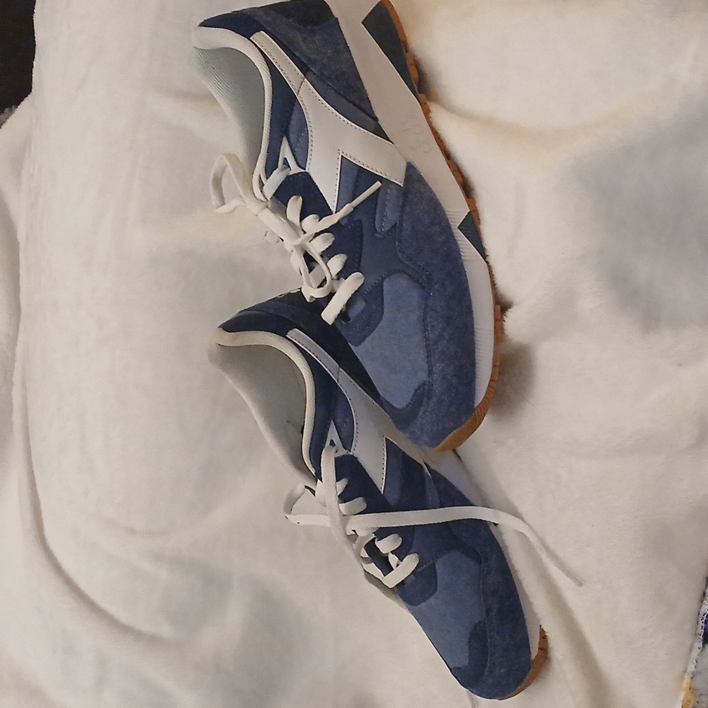 Men lightly worn shoes